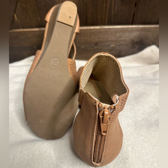 NWOT•Dress Barn•8.5•Cognac•Zipper Back• Wedge•Sandal - Picture 3 of 4